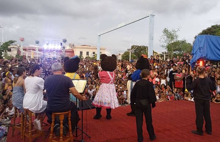 La compañía infantil La Colmenita ofreció una presentación inolvidable en Santiago de Cuba, que emocionó a niños, niñas y familiares con un mensaje de alegría, inocencia y solidaridad en La Alameda. La compañía infantil La Colmenita ofreció una presentación inolvidable en Santiago de Cuba, que emocionó a niños, niñas y familiares con un mensaje de alegría, inocencia y solidaridad en La Alameda.