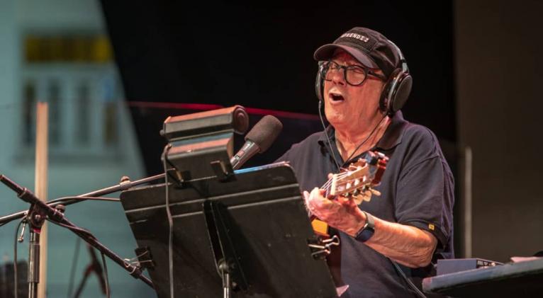 Cuba y Silvio Rodriguez desbordan escalinata universitaria Cuba y Silvio Rodriguez desbordan escalinata universitaria