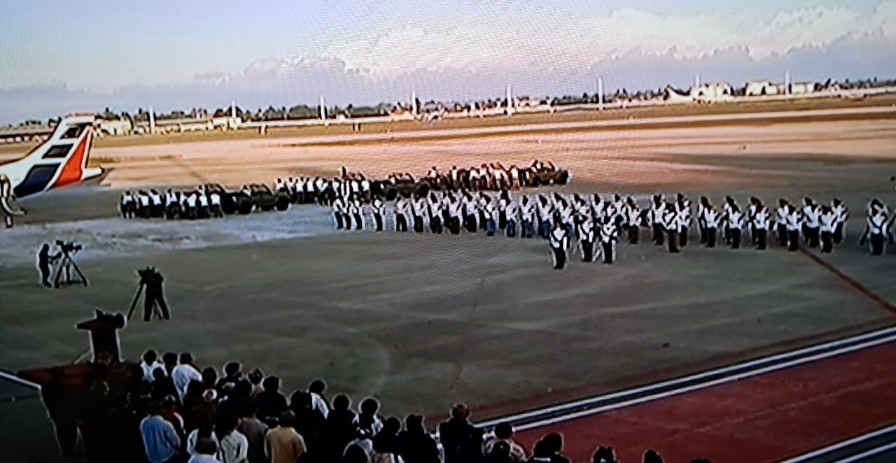 Al amanecer de este jueves, arribó la aeronave que trasladó los restos mortales de los 32 cubanos caídos en Venezuela el pasado 3 de enero, en el cumplimiento de su deber.