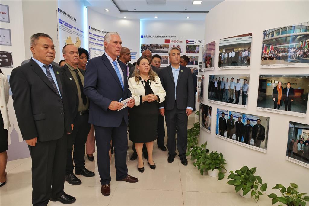 Presidente cubano visita empresa biotecnológica en China Presidente cubano visita empresa biotecnológica en China