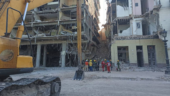 Continúan en el área entre el hotel y Prado 609 los trabajos de excavación y búsqueda de las víctimas que permanecen desaparecidas. Foto: Lissett Izquierdo Ferrer/ Cubadebate.
